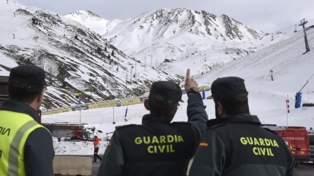 La Guardia Civil en la estación de esquí de Astún este sábado.