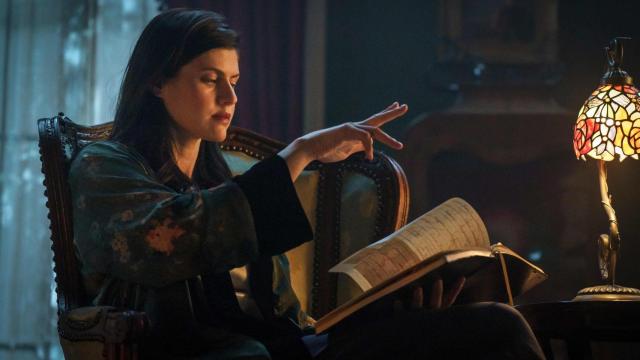 Alexandra Daddario en una escena de la segunda temporada de 'Las brujas de Mayfair'.