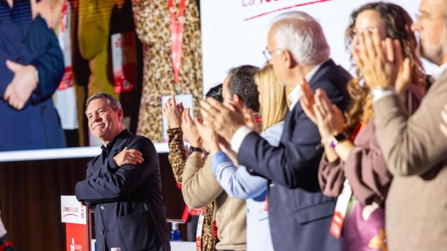 Page, ovacionado durante la clausura del XIII Congreso Regional del PSOE.