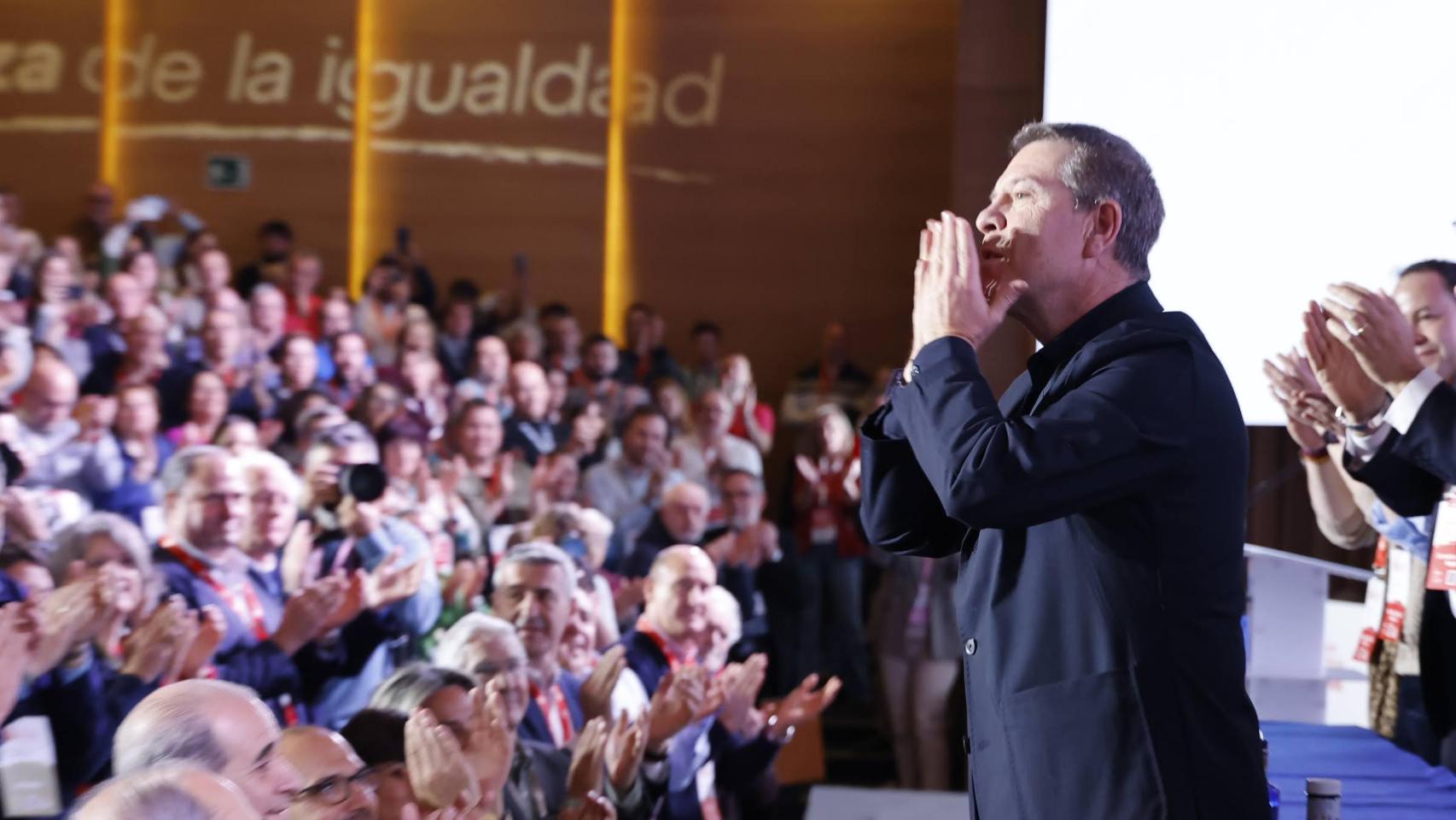 Page saludando a los asistentes al XIII Congreso Regional del PSOE CLM.