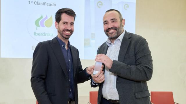 Xavier Cañadell, cofundador de Electromaps, entrega el premio a Jorge Muñoz Riesco, director de movilidad eléctrica de Iberdrola.