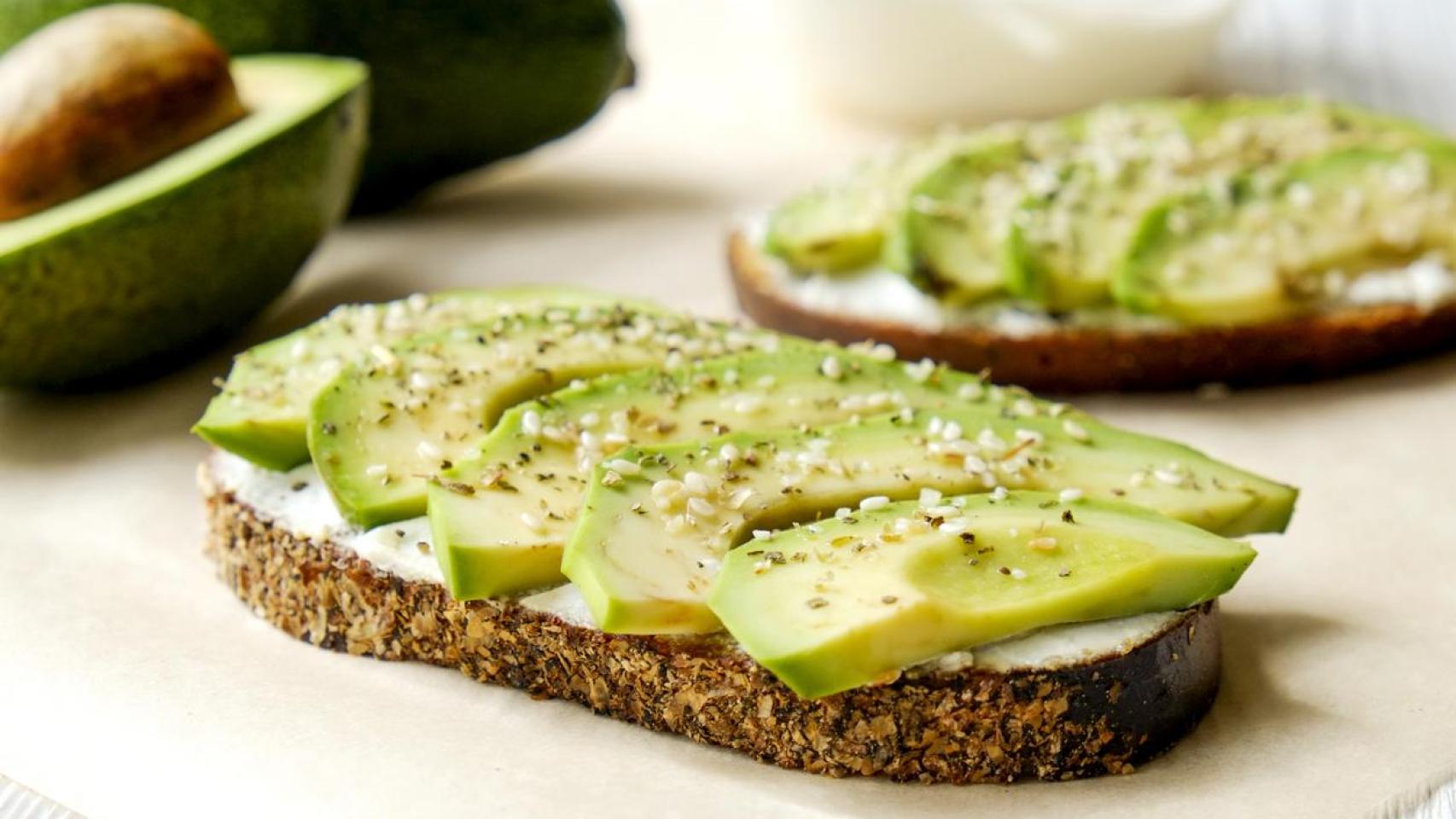 Una tostada de aguacate.