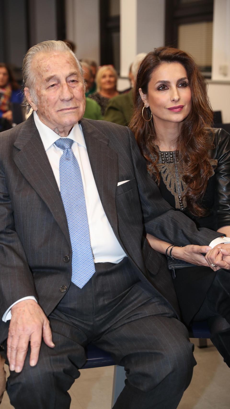 Paloma Cuevas junto a su padre, Victoriano Valencia, en un evento, en 2019, en Madrid.