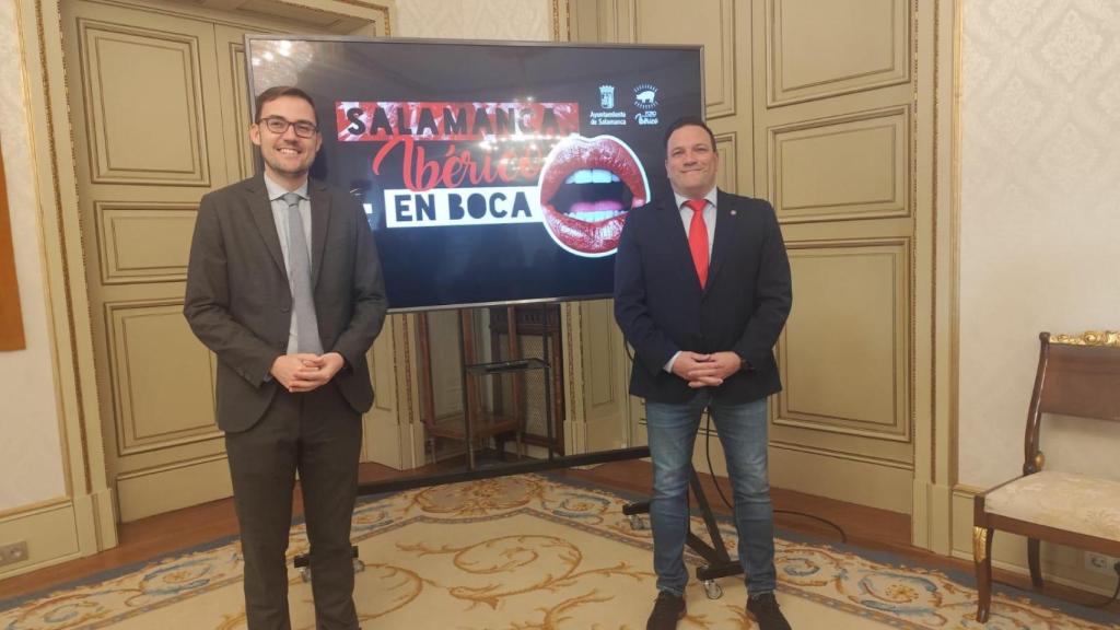 El concejal de Turismo, Ángel Fernández, y el presidente de la Asociación de Hostelería de Salamanca, Jorge Moro,  esta mañana