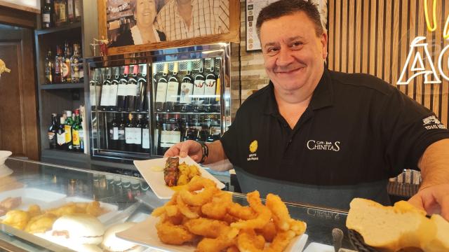 Javi 'Chinitas', regente del bar del mismo nombre, con una buena ración de calamares