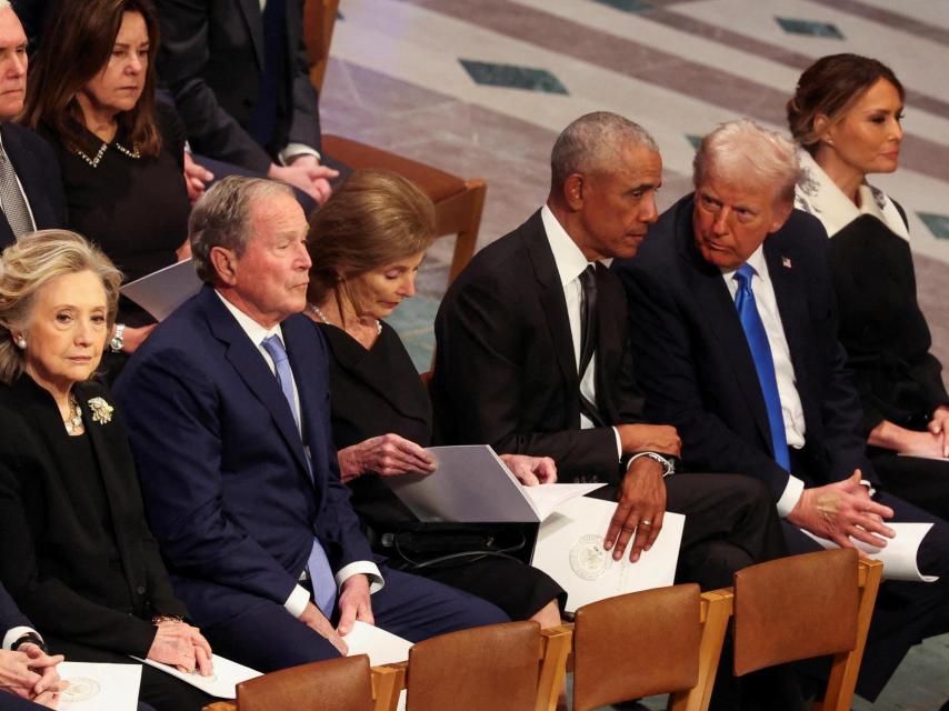 Obama y Trump, a la derecha del plano, durante el funeral por Jimmy Carter.