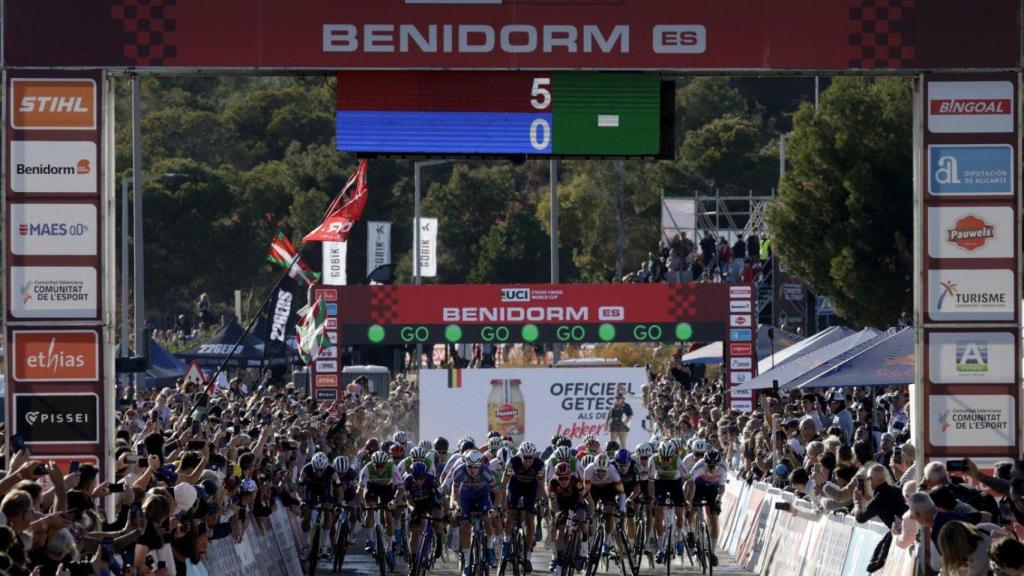 Momento en el que comienza la prueba de ciclocross masculino en Benidorm.