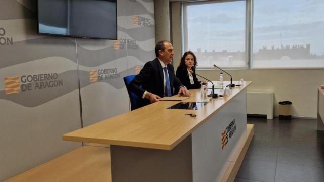 El consejero de Sanidad, José Luis Bancalero Flores, y la directora de Atención Hospitalaria del SALUD, Sara Guillén Lorente, hoy, en rueda de prensa.