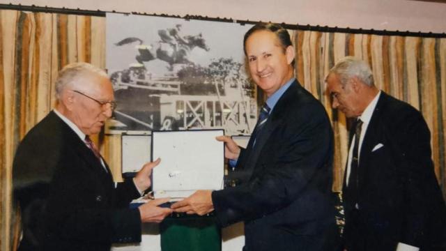 Francisco Vázquez (centro) acompañado de Antonio Castro y Ángel Alonso Martín, en el homenaje que la FHCYL rindió a este último.