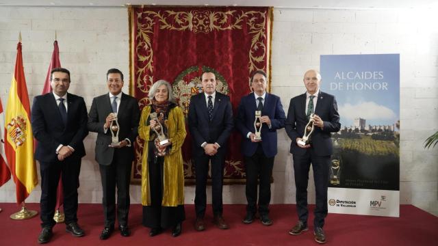 Los nuevos Alcaides de Honor del Museo del Vino junto a Conrado Íscar y Roberto Díez