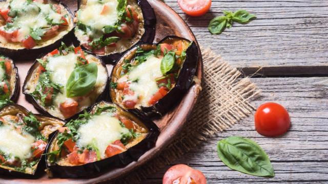 Las berenjenas con queso y albahaca son deliciosas, pero pueden ser pesadas a la hora de la cena