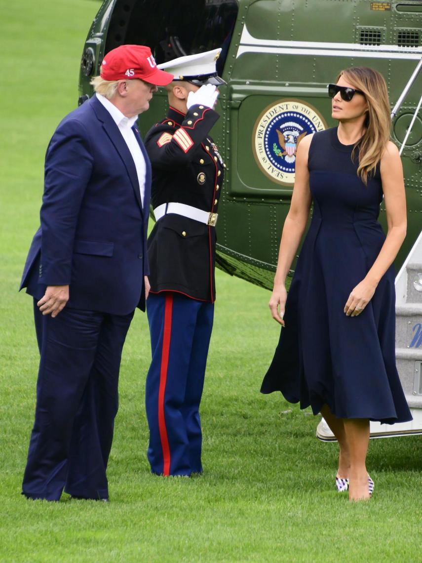 Donald Trump y Melania junto al helicóptero con destino a la pareja presidencial.