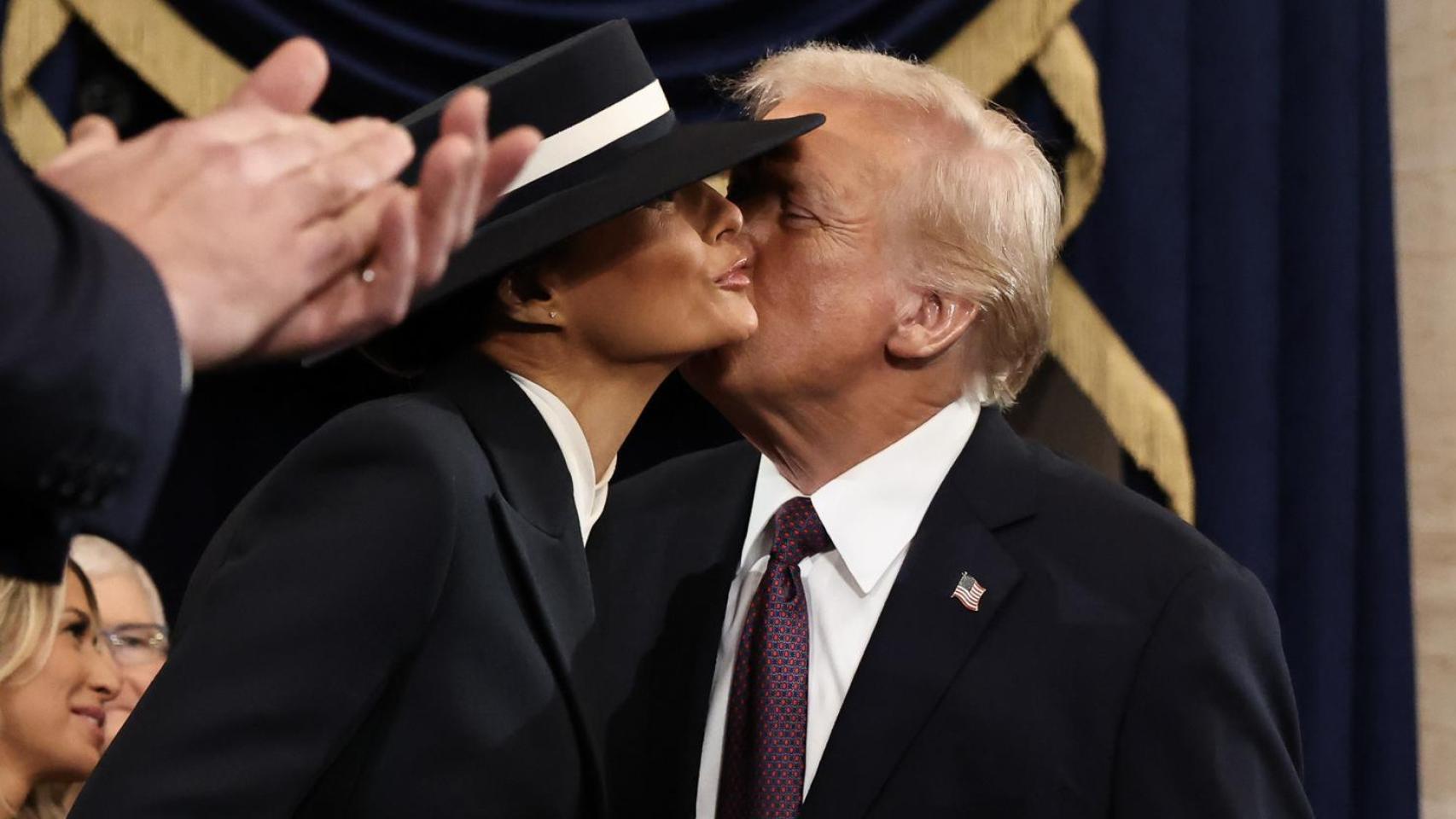 El llamativo 'no beso' entre Donald y Melania Trump  en mitad de la investidura presidencial: el vídeo viral