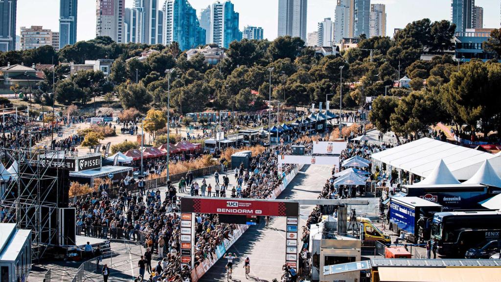 Momento de la llegada de la prueba femenina en el ciclocross de Benidorm.