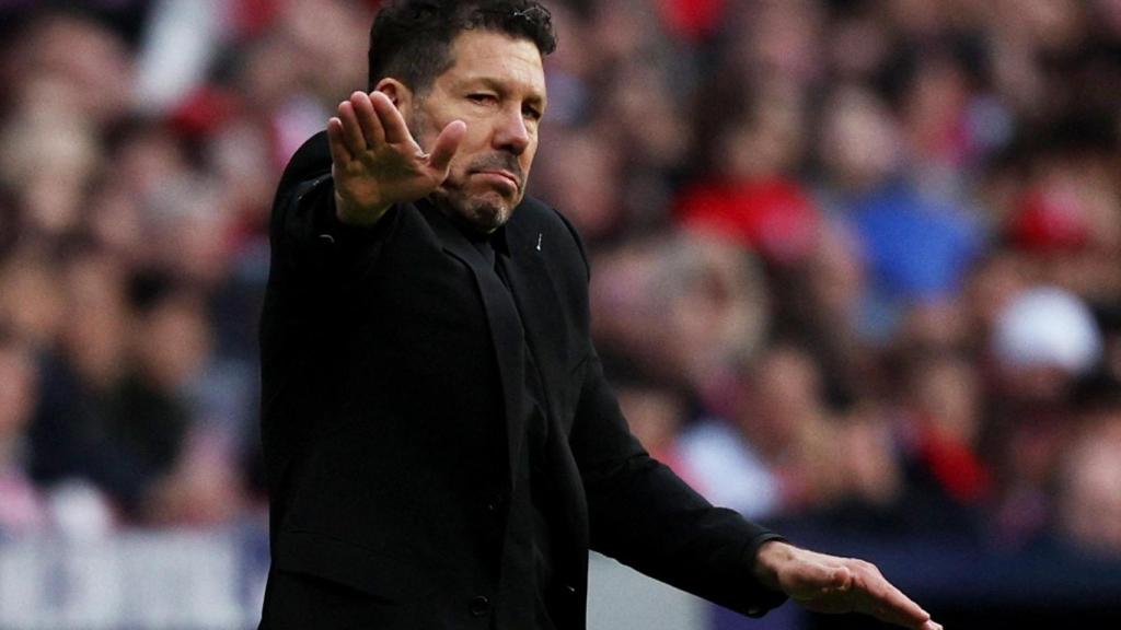 El Cholo Simeone da órdenes durante un partido.