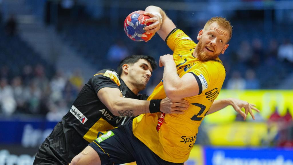 Miguel Sanchez Migallon trata de detener el avance de un jugador sueco en el Mundial de balonmano.