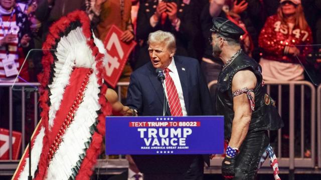 Donald Trump junto a dos miembros de Village People durante el mitin de la victoria celebrado este domingo en el Capitol One Arena de Washington D. C. Foto: EFE/EPA/Will Oliver