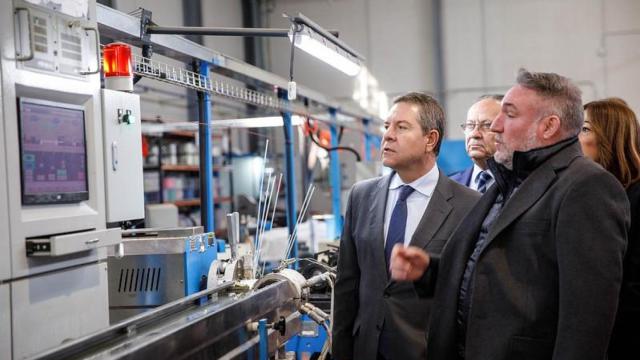 Emiliano García-Page durante su visita a la planta de Hispanic Fiber Fast en Almansa.