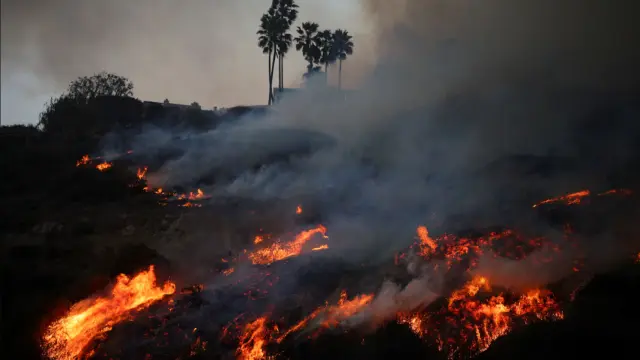 El humo se eleva mientras un incendio forestal arde en el vecindario de Pacific Palisades en el oeste de Los Ángeles, el 7 de enero.