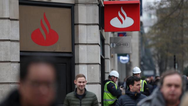 Gente caminando al lado de una sucursal de Santander el pasado 17 de enero.