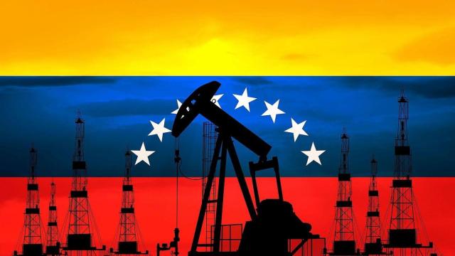 Fotomontaje de la bandera de Venezuela y una plataforma petrolífera.