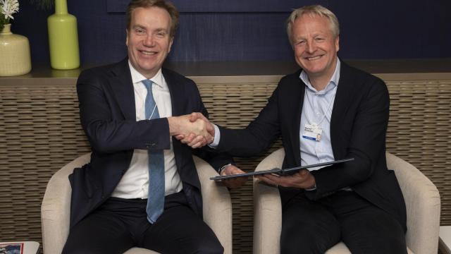 Borge Brende, presidente y CEO del Foro Económico Mundial, y Maarten Wetselaar, CEO de Moeve