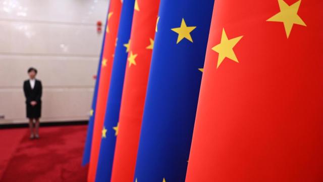 Las banderas de la Unión Europea y China