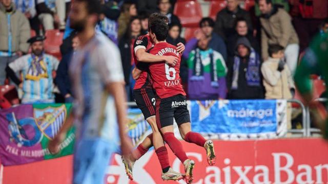 Los jugadores del Mirandés celebran un gol en la victoria contra el Málaga CF