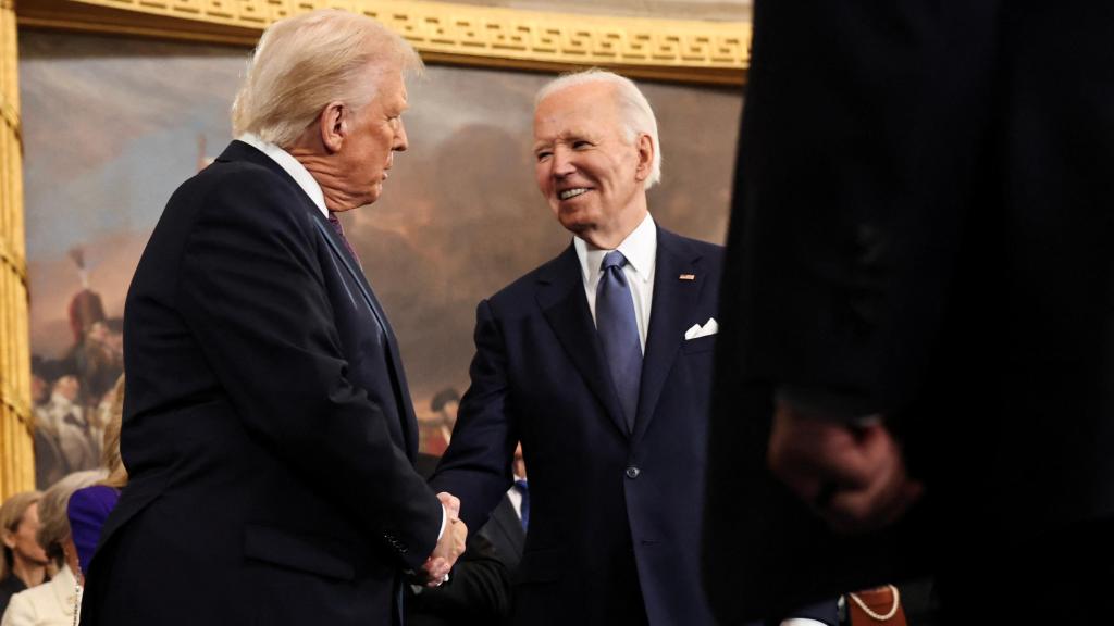 El presidente de Estados Unidos, Donald Trump, saluda al expresidente estadounidense, Joe Biden, a su llegada a la ceremonia de investidura en el Capitolio.