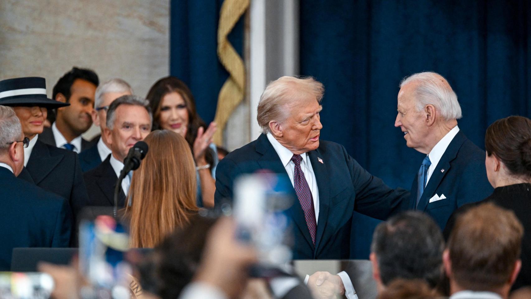 El presidente de Estados Unidos, Donald J. Trump, celebra con su familia tras jurar su cargo en la ceremonia de investidura en el Capitolio.