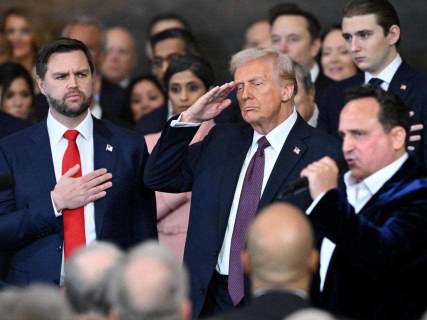 El vicepresidente de Estados Unidos, JD Vance, y el presidente Donald Trump escuchan al cantante estadounidense Christopher Macchio interpretando 'The Star-Spangled Banner'.