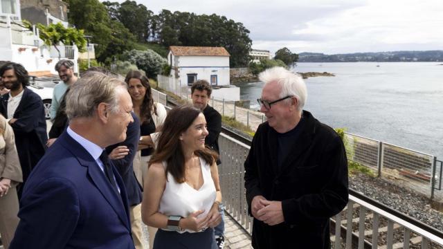 David Chipperfield, en el centro de la imagen, con la alcaldesa Inés Rey en la visita de julio a As Xubias.