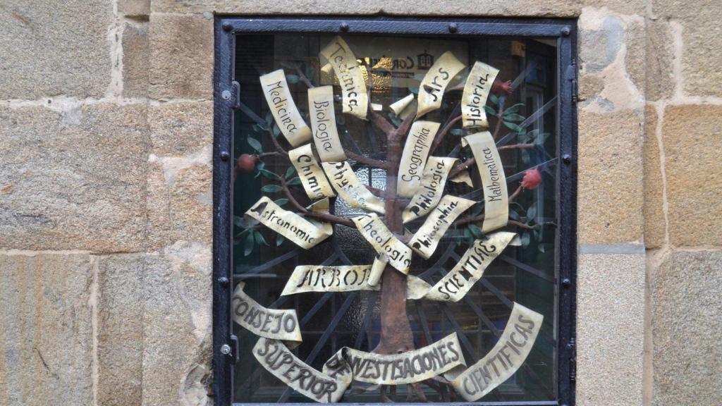 El árbol de la ciencia está a escasos metros de la Praza do Obradoiro.