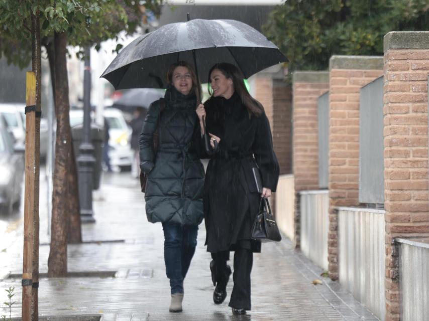 Letizia y María Jesús Ocaña llegando a una reunión de trabajo en Madrid.