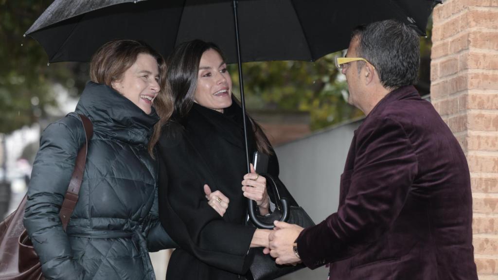 La Reina con su secretaria siendo recibida por el presidente de FEDER.