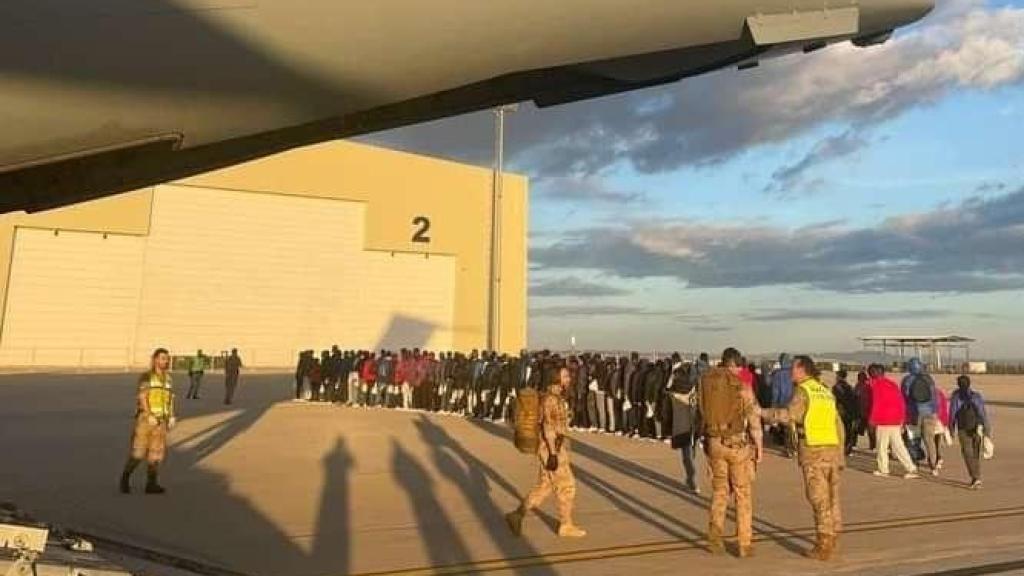 Los inmigrantes, en la Base de Zaragoza.