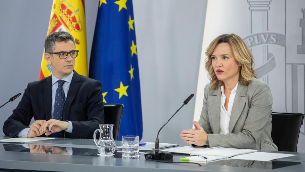 Félix Bolaños y Pilar Alegría este martes en la rueda de prensa posterior al Consejo de Ministros.