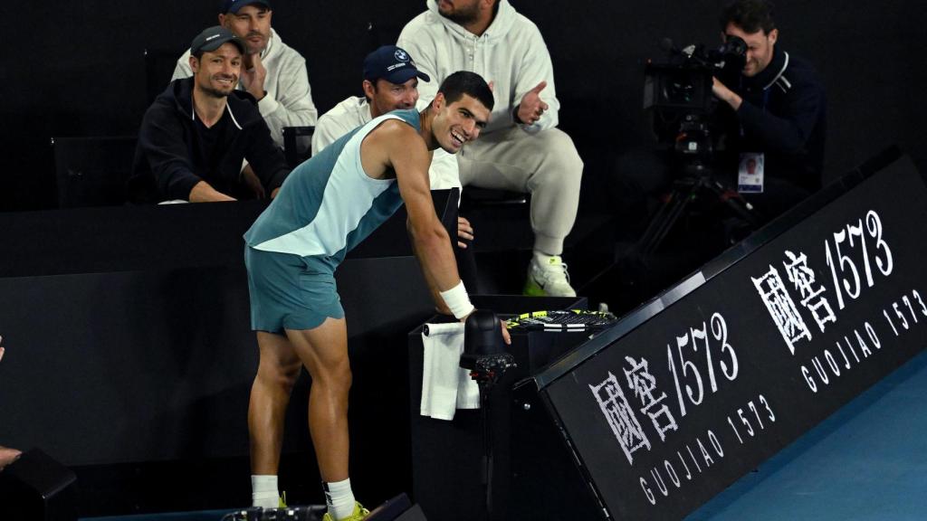 Carlos Alcaraz se ríe junto a su vestuario durante el partido contra Djokovic