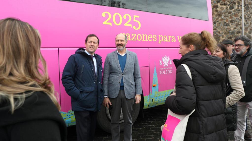 Carlos Velázquez y José Manuel Velasco junto a uno de los autobuses que forman parte de la campaña.