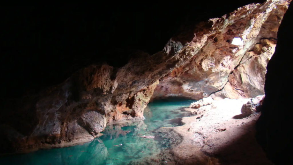 La entrada principal de la Cueva del Agua.