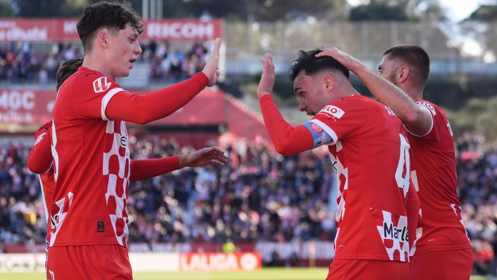 Arnau Martínez celebra con sus compañeros el gol marcado ante el Sevilla.