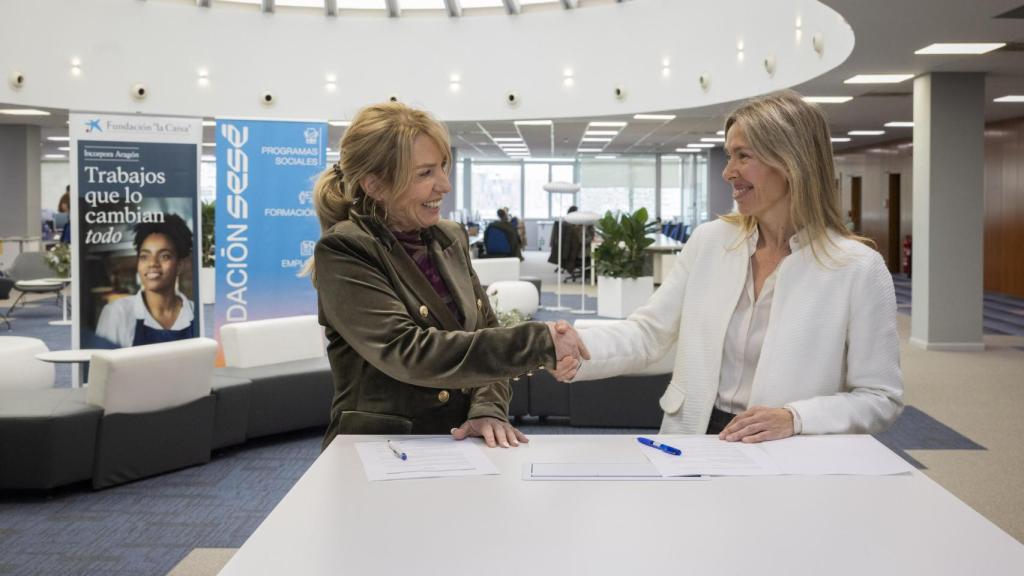 Ana Sesé y Núria Danés firman el convenio.