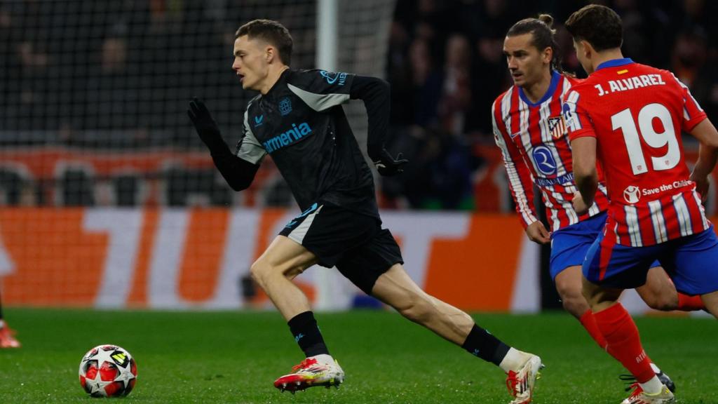 Wirtz conduce el balón ante la presión de Griezmann y Julián Álvarez.