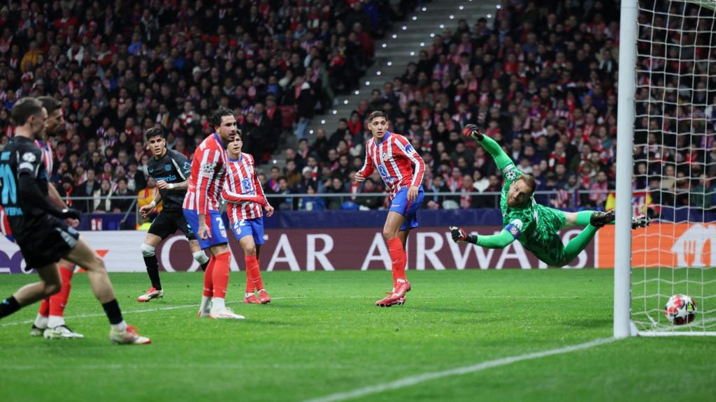 Hincapie marca el primer gol del partido para el Bayer Leverkusen.