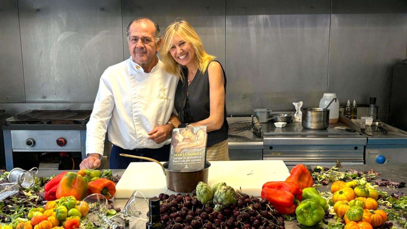 El cocinero Jaime García y la escritora Marta Robles, en su última visita a Maestral el pasado verano.