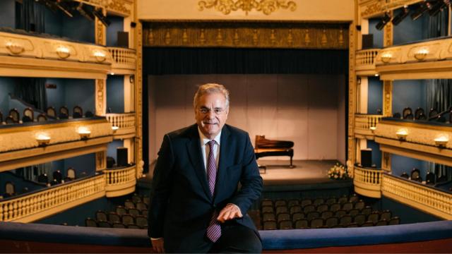 Alfonso Ramón-Borja, en el palco del Teatro Principal de Alicante.