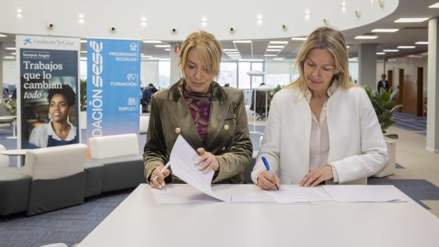 Ana Sesé, presidenta de la Fundación Sesé, firma el acuerdo con Núria Danés, directora del Área de Inclusión Social, Fundación “la Caixa”.