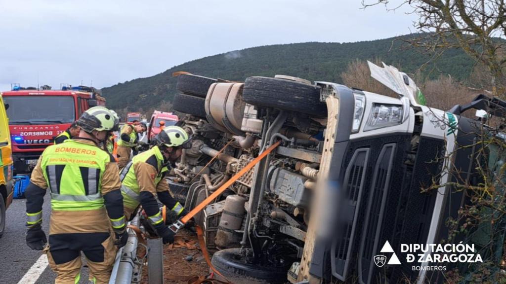 El camión, tras el accidente.