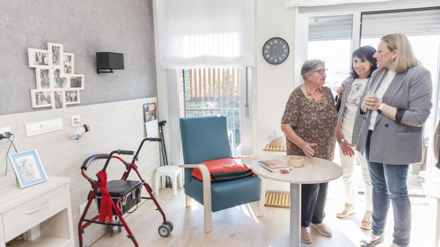 La consejera de Familia durante una visita a la Residencia Mixta de Personas Mayores