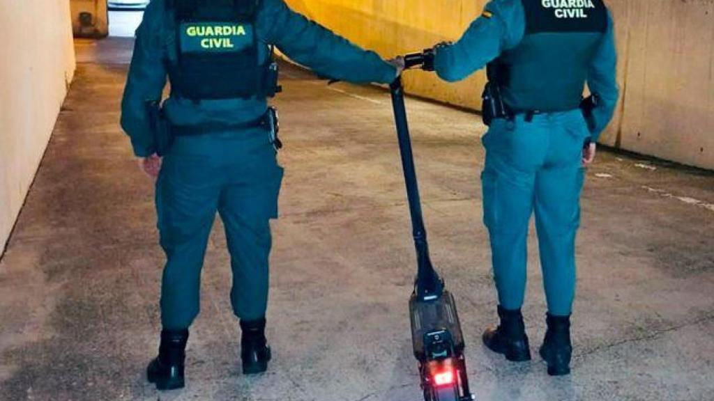 La Guardia Civil recuperó el patinete en un contenedor